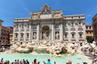 Rome, İtalya - 23 Haziran 2017: İnsanlar Trevi Çeşmesi (Fontana di Trevi) Roma, İtalya ziyaret