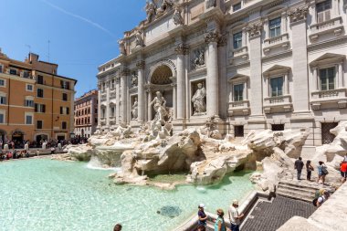 Rome, İtalya - 23 Haziran 2017: İnsanlar Trevi Çeşmesi (Fontana di Trevi) Roma, İtalya ziyaret