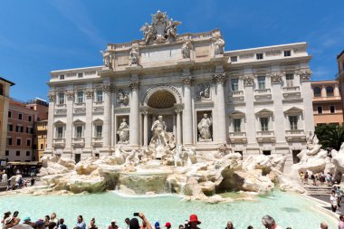 Rome, İtalya - 23 Haziran 2017: İnsanlar Trevi Çeşmesi (Fontana di Trevi) Roma, İtalya ziyaret