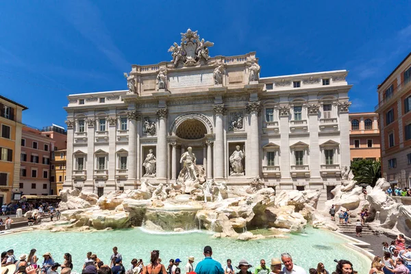 Rome, İtalya - 23 Haziran 2017: İnsanlar Trevi Çeşmesi (Fontana di Trevi) Roma, İtalya ziyaret