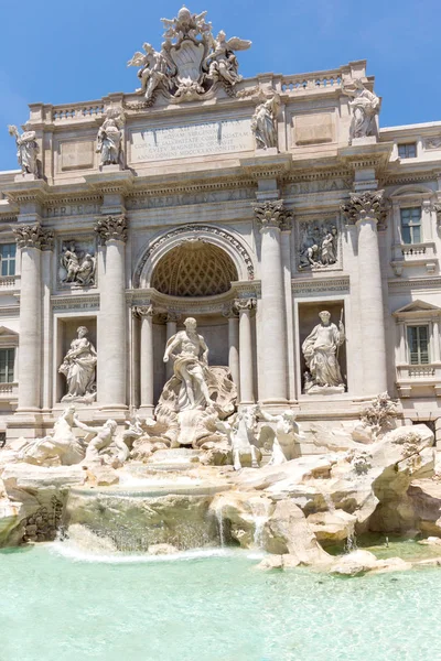 Rome, İtalya - 23 Haziran 2017: İnsanlar Trevi Çeşmesi (Fontana di Trevi) Roma, İtalya ziyaret