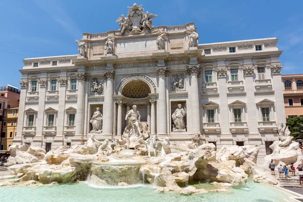Rome, İtalya - 23 Haziran 2017: İnsanlar Trevi Çeşmesi (Fontana di Trevi) Roma, İtalya ziyaret