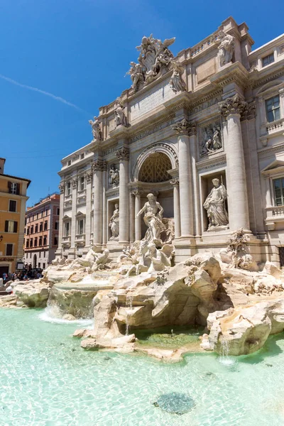 Rome, İtalya - 23 Haziran 2017: İnsanlar Trevi Çeşmesi (Fontana di Trevi) Roma, İtalya ziyaret