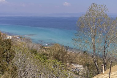 Afytos, Kassandra, Chalkidiki, Orta Makedonya, Yunanistan kentinin plajın panoramik görünümü