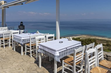 Afytos kentinin kıyı şeridinde tipik Yunan restoranı, Kassandra, Halkidiki, Orta Makedonya, Yunanistan