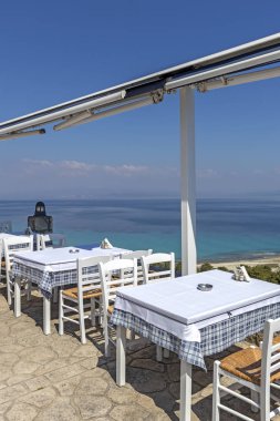 Afytos kentinin kıyı şeridinde tipik Yunan restoranı, Kassandra, Halkidiki, Orta Makedonya, Yunanistan