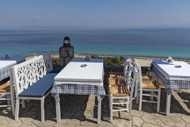 Afytos kentinin kıyı şeridinde tipik Yunan restoranı, Kassandra, Halkidiki, Orta Makedonya, Yunanistan