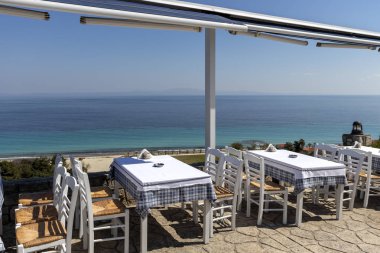 Afytos kentinin kıyı şeridinde tipik Yunan restoranı, Kassandra, Halkidiki, Orta Makedonya, Yunanistan