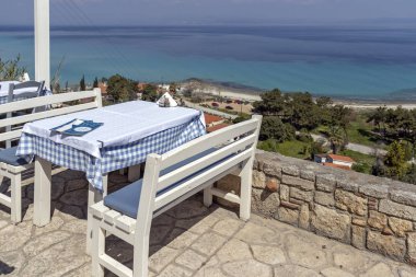 Afytos kentinin kıyı şeridinde tipik Yunan restoranı, Kassandra, Halkidiki, Orta Makedonya, Yunanistan
