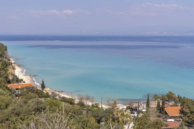 Afytos, Kassandra, Chalkidiki, Orta Makedonya, Yunanistan kentinin plajın panoramik görünümü