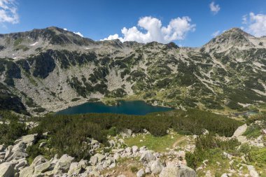 Balık Banderitsa Gölü ve Hvoynati Peak ile peyzaj, Pirin Dağı, Bulgaristan