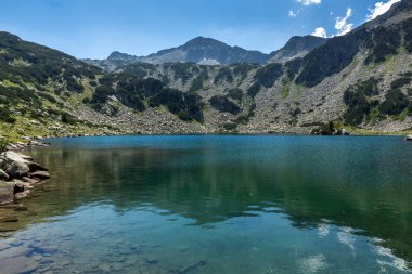 Balık Banderitsa Gölü ile peyzaj, Pirin Dağı, Bulgaristan
