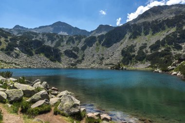 Balık Banderitsa Gölü ile peyzaj, Pirin Dağı, Bulgaristan