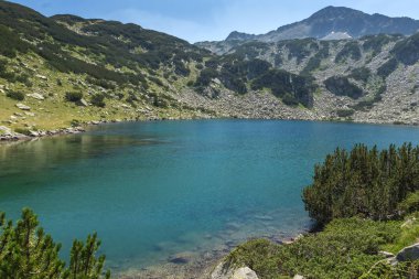 Balık Banderitsa Gölü ile peyzaj, Pirin Dağı, Bulgaristan