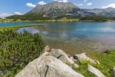 Pirin Dağı, Bulgaristan 'da Muratovo (Hvoynato) göl yaz manzara