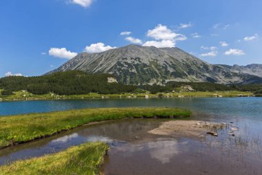Pirin Dağı, Bulgaristan 'da Muratovo (Hvoynato) göl yaz manzara