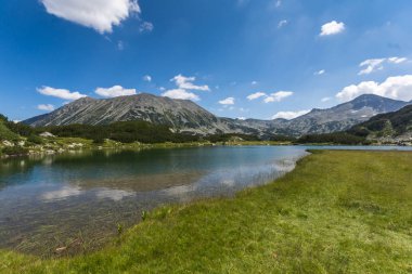 Pirin Dağı, Bulgaristan 'da Muratovo (Hvoynato) göl yaz manzara