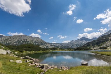 Pirin Dağı, Bulgaristan 'da Muratovo (Hvoynato) göl yaz manzara