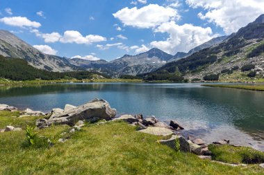 Pirin Dağı, Bulgaristan 'da Muratovo (Hvoynato) göl yaz manzara