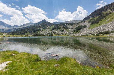 Pirin Dağı, Bulgaristan 'da Muratovo (Hvoynato) göl yaz manzara
