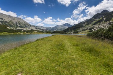 Pirin Dağı, Bulgaristan 'da Muratovo (Hvoynato) göl yaz manzara