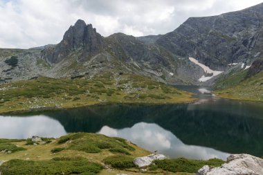 The Seven Rila Lakes, Rila Mountain, Bulgaristan 'daki İkiz Göl' ün muhteşem manzarası