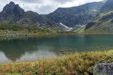 The Seven Rila Lakes, Rila Mountain, Bulgaristan 'daki İkiz Göl' ün muhteşem manzarası