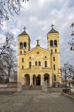 Rakovski, Bulgaristan-25 Aralık 2013: Roma Katolik kilisesinin günbatımı manzarası Rakovski kasabasında ISA 'nın en kutsal kalbi, Bulgaristan
