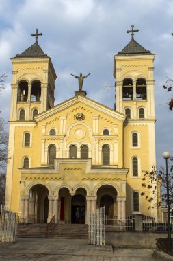 Rakovski, Bulgaristan-25 Aralık 2013: Roma Katolik kilisesinin günbatımı manzarası Rakovski kasabasında ISA 'nın en kutsal kalbi, Bulgaristan