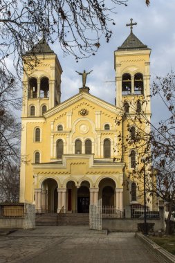 Rakovski, Bulgaristan-25 Aralık 2013: Roma Katolik kilisesinin günbatımı manzarası Rakovski kasabasında ISA 'nın en kutsal kalbi, Bulgaristan