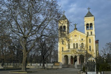 Rakovski, Bulgaristan-25 Aralık 2013: Roma Katolik kilisesinin günbatımı manzarası Rakovski kasabasında ISA 'nın en kutsal kalbi, Bulgaristan