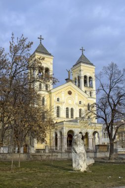Rakovski, Bulgaristan-25 Aralık 2013: Roma Katolik kilisesinin günbatımı manzarası Rakovski kasabasında ISA 'nın en kutsal kalbi, Bulgaristan