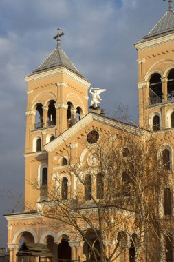 Rakovski, Bulgaristan-25 Aralık 2013: Bulgaristan 'ın Rakovski kentinde Aziz Michael Archangel Roma Katolik kilisesinin günbatımı manzarası