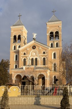 Rakovski, Bulgaristan-25 Aralık 2013: Bulgaristan 'ın Rakovski kentinde Aziz Michael Archangel Roma Katolik kilisesinin günbatımı manzarası