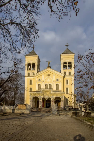 保加利亚拉科夫斯基 2013年12月25日 保加利亚拉科夫斯基镇罗马天主教会最神圣的耶稣之心的日落观点 — 图库照片