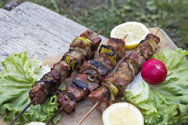 Carne Maiale Alla Griglia Kebab Con Foglie Lattuga Ravanello Limone — Foto Stock