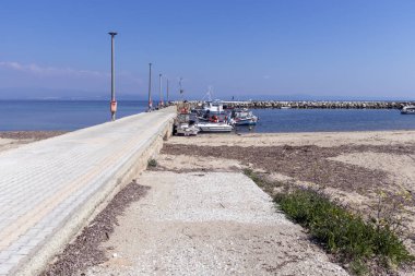 NEA FOKEA, KASSANDRA, GREECE - 31 Mart 2019: Nea Fokea kasabası Panorama, Kassandra, Chalkidiki, Orta Makedonya, Yunanistan