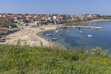 NEA FOKEA, KASSANDRA, GREECE - 31 Mart 2019: Nea Fokea kasabası Panorama, Kassandra, Chalkidiki, Orta Makedonya, Yunanistan