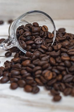 Fincan ve beyaz ahşap arka plan üzerinde kahve tahıl