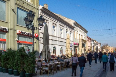 Novi Sad, Vojvodina, Sırbistan-11 Kasım 2018: Novi Sad şehir merkezinde tipik binalar, Vojvodina, Sırbistan
