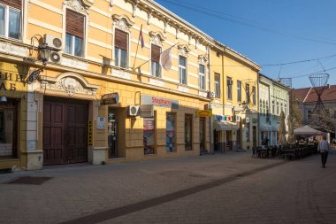 Novi Sad, Vojvodina, Sırbistan-11 Kasım 2018: Novi Sad şehir merkezinde tipik binalar, Vojvodina, Sırbistan