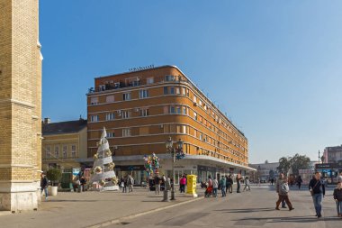 Novi Sad, Vojvodina, Sırbistan-11 Kasım 2018: Novi Sad şehir merkezinde tipik binalar, Vojvodina, Sırbistan