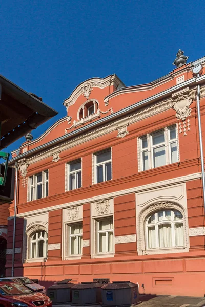 Novi Sad, Vojvodina, Sırbistan-11 Kasım 2018: Novi Sad şehir merkezinde tipik binalar, Vojvodina, Sırbistan