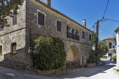 AFYTOS, KASSANDRA, GREECE - 31 Mart 2019: Tarihi Afytos, Kassandra, Chalkidiki, Orta Makedonya, Yunanistan 'daki Eski Evler