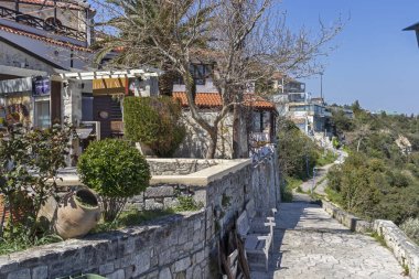 AFYTOS, KASSANDRA, GREECE - 31 Mart 2019: Tarihi Afytos, Kassandra, Chalkidiki, Orta Makedonya, Yunanistan 'daki Eski Evler