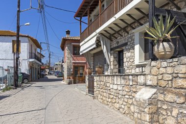 AFYTOS, KASSANDRA, GREECE - 31 Mart 2019: Tarihi Afytos, Kassandra, Chalkidiki, Orta Makedonya, Yunanistan 'daki Eski Evler