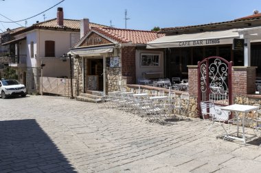 AFYTOS, KASSANDRA, GREECE - 31 Mart 2019: Tarihi Afytos, Kassandra, Chalkidiki, Orta Makedonya, Yunanistan 'daki Eski Evler