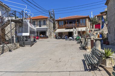 AFYTOS, KASSANDRA, GREECE - 31 Mart 2019: Tarihi Afytos, Kassandra, Chalkidiki, Orta Makedonya, Yunanistan 'daki Eski Evler