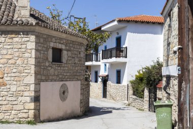 AFYTOS, KASSANDRA, GREECE - 31 Mart 2019: Tarihi Afytos, Kassandra, Chalkidiki, Orta Makedonya, Yunanistan 'daki Eski Evler