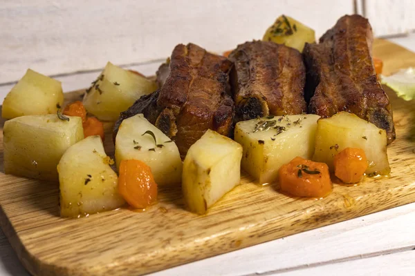 Costelas Porco Assadas Com Batatas Tomilho Sobre Fundo Madeira Branca — Fotografia de Stock